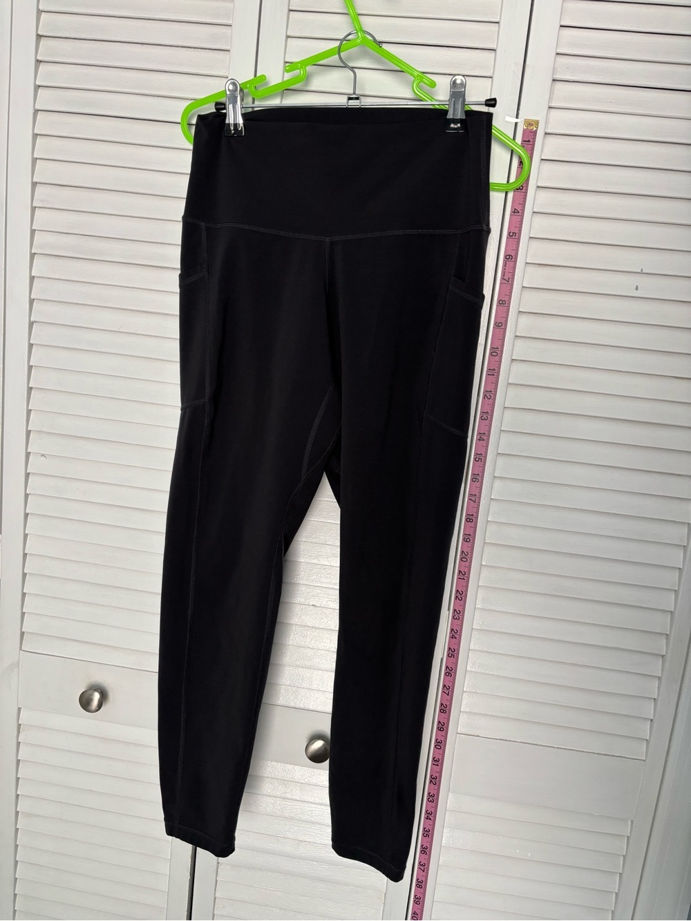 High-Rise Black Performance Leggings with Side Pockets